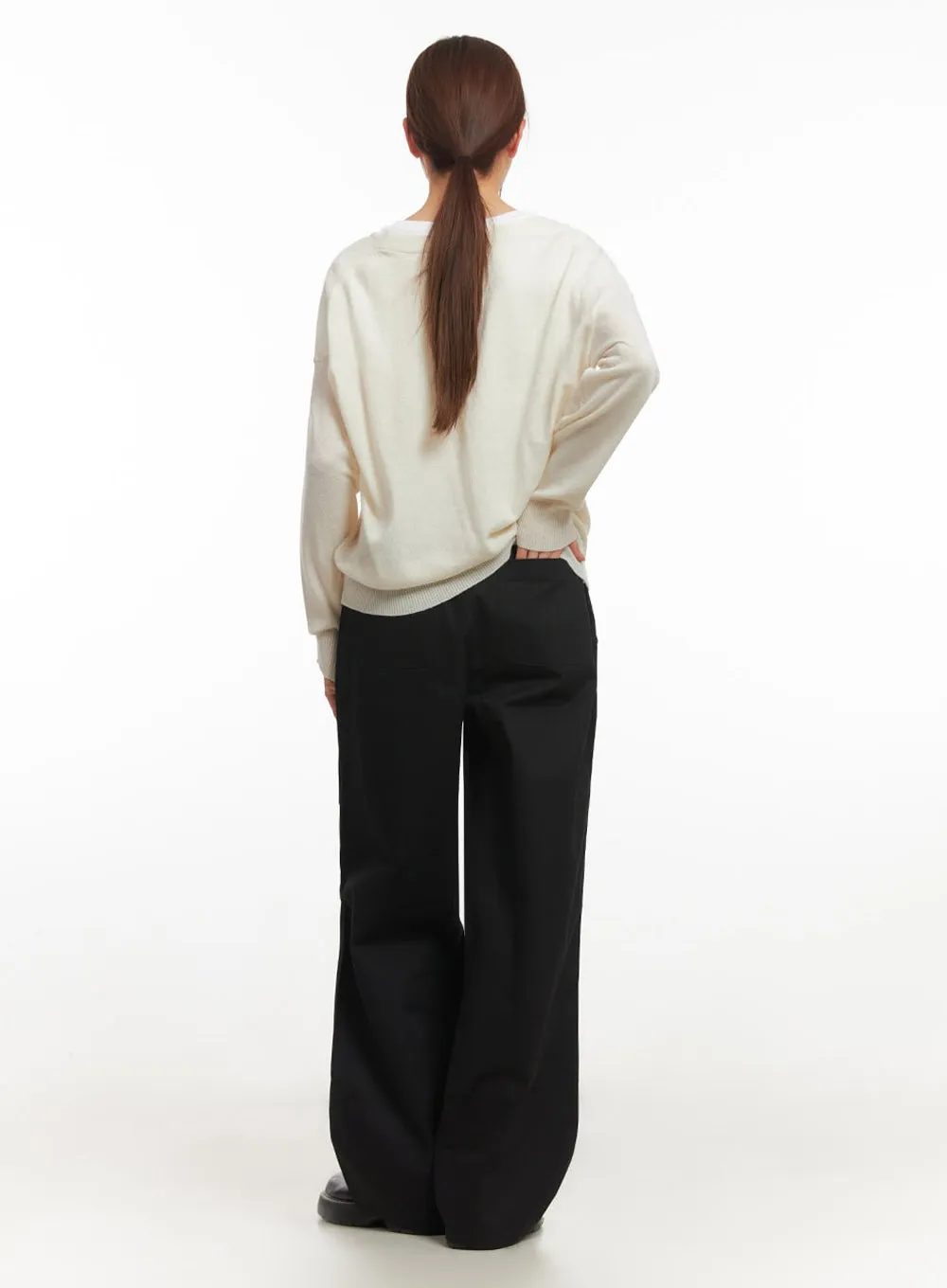 Loose-Fit V-Neck Sweater IM513